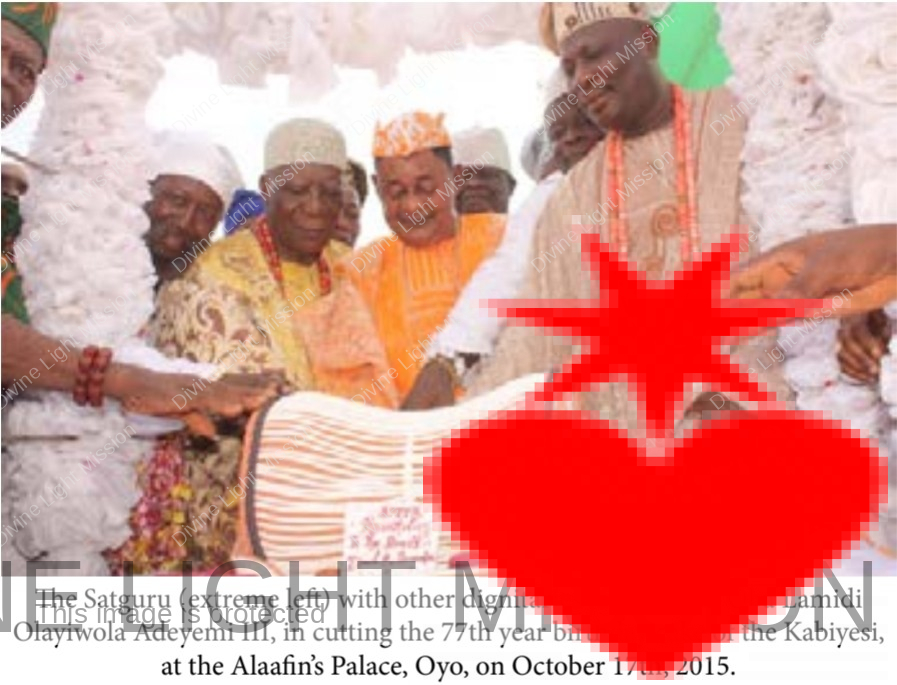The Satguru ( extreme left ) with other dignitaries joins HRM, Oba Lamidi Olayiwola Adeyemi III, in cutting the 77th year birthday cake of the Kabiyesi, at the Alaafin's Palace, Oyo, on October 17th, 2015.